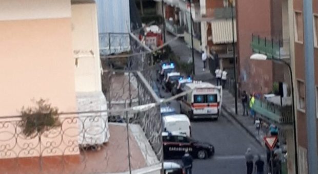 Napoli, 35enne si toglie la vita lanciandosi dal balcone