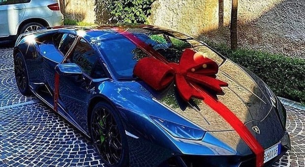 Insigne, super regalo al compleanno: una Lamborghini dalla sua Jenny