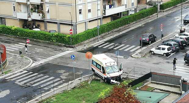 Frosinone, scontro tra un'ambulanza e un'auto all'incrocio di viale Grecia. La denuncia: «La misura è colma»