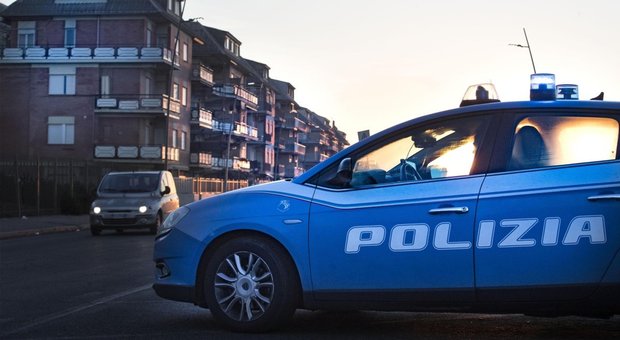 Controlli della polizia a Ostia (foto Ansa)