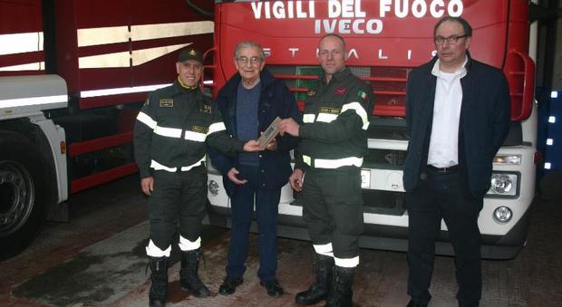 Pesaro, salvato dall'incendio torna dai vigili del fuoco per ringraziarli