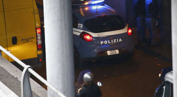 Roma, con la spranga di ferro danneggia decine di auto: arrestato