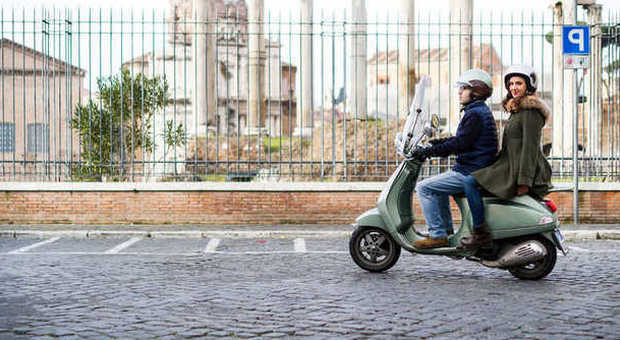 Uno scooter nelle strade della Capitale