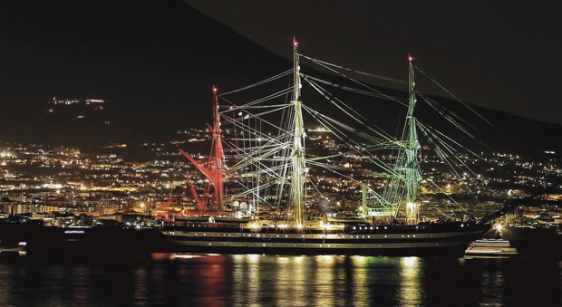 L'omaggio della Marina Militare: nel calendario la foto del Golfo di Napoli