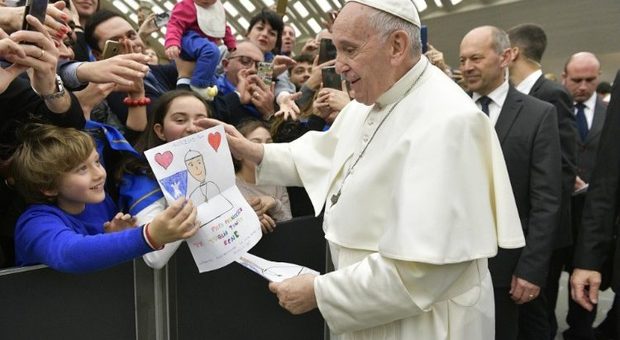 Il Papa fa arrivare da Lesbo 43 profughi a sue spese con l'ok del ministro Lamorgese