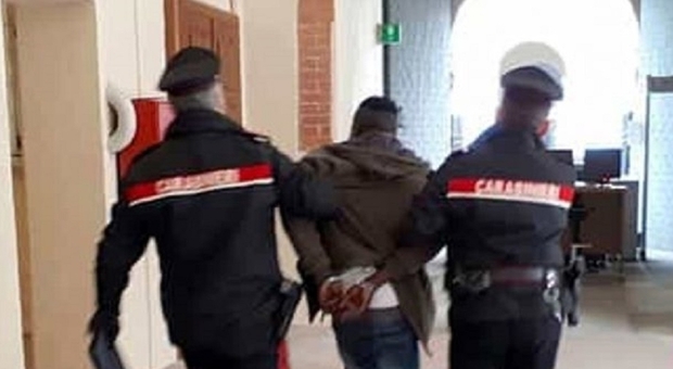 Varcaturo, rapina tre volte la stessa prostituta per pochi euro: africano arrestato
