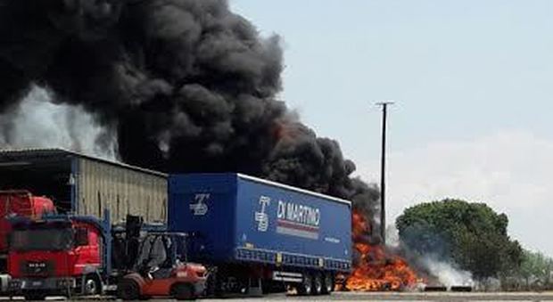 Montecorvino, incendio di pneumatici: momenti di paura in autostrada