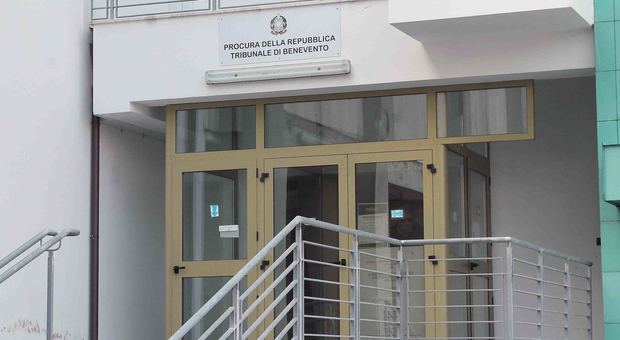Benevento, accesso abusivo a dati in Procura: arrestato dipendente