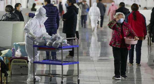 Coronavirus, allarme dalla Cina: uomo mostra sintomi dopo 27 giorni. «La quarantena non basta». Altri 97 morti, due sono medici