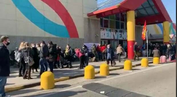 Vertenza lavoratori Auchan, a Mugnano nuovo sit-in