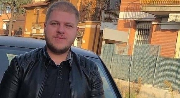 Roma, Alessio Passeri morto con l'auto contro un semaforo a 26 anni: l'ipotesi di un malore o della velocità eccessiva