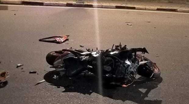 Doppio schianto nella notte: morti due motociclisti di 42 e 21 anni