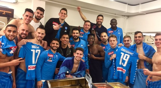 Il Napoli vince e twitta da Verona: «Siamo tutti con Sarri»