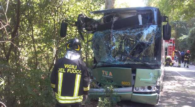 immagine Autobus, fuori strada nel pescarese: 30 feriti FOTO