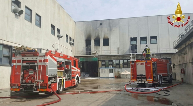 Rogo di solventi alla conceria Basmar, nube su Arzignano: controlli Arpav 3 infortunati, pompieri con 7 squadre