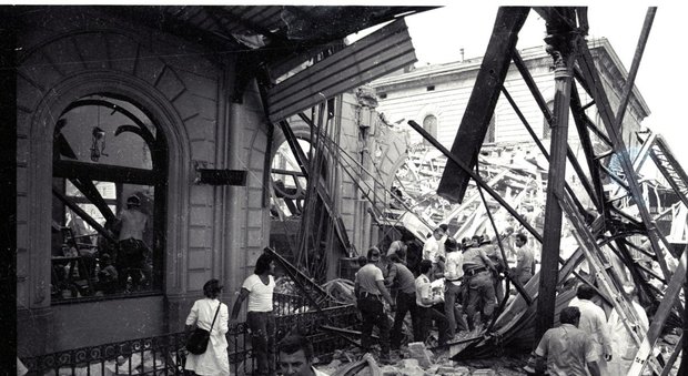 Bologna, la strage 36 anni fa. Mattarella: «Batteremo la follia del terrorismo»