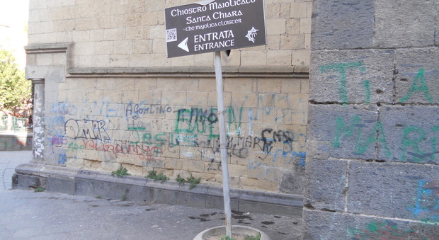 Napoli - Scritte e graffiti che deturpano il Monastero di Santa Chiara