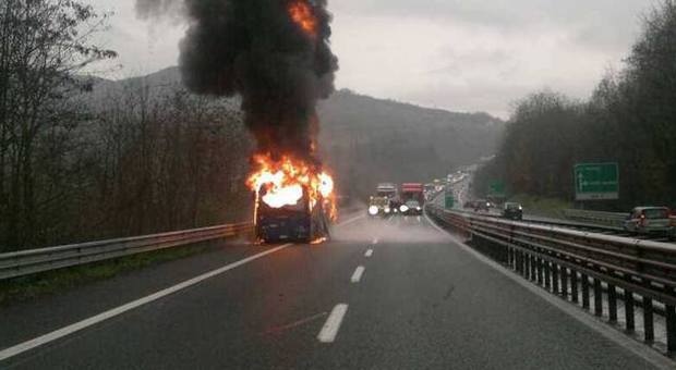 Un autobus Cotral prende fuoco sull'A24 (Foto di Camilla Scafetta)