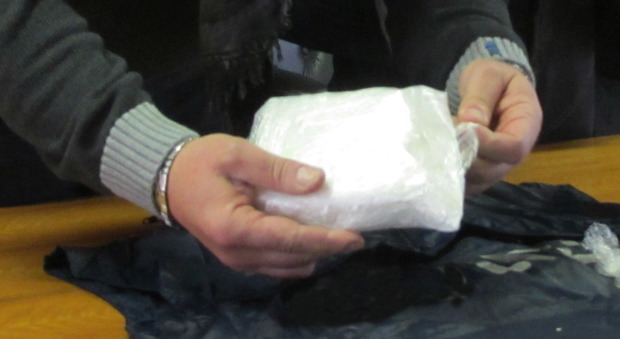 Roma, in auto con un chilo di cocaina: arrestata una coppia di spacciatori