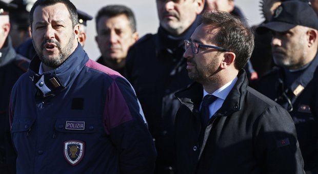 Salvini e Bonafede a Ciampino per accogliere Battisti