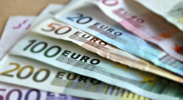 Stipendi ridotti di 200 euro al mese, il giudice dà ragione a 51 lavoratori (Foto di martaposemuckel da Pixabay)