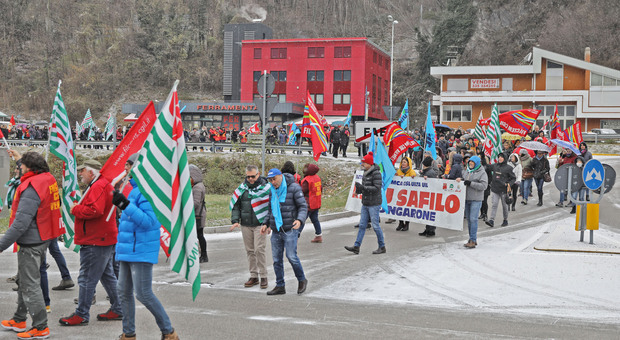 Una manifestazione davanti alla Safilo di Longarone