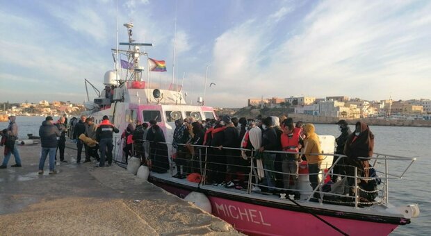 L'ondata dei migranti: in 24 ore 3mila arrivi. «Il 90% dalla Tunisia»