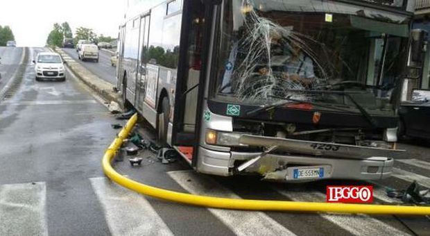 L'autobus Atac numero 4253 danneggiato