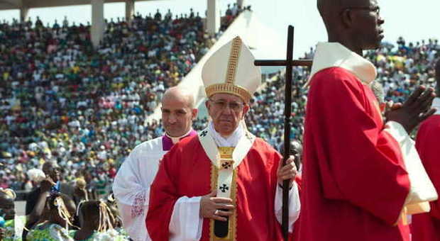 Papa Francesco torna dall'Africa: «Continuo la pulizia iniziata da Ratzinger»