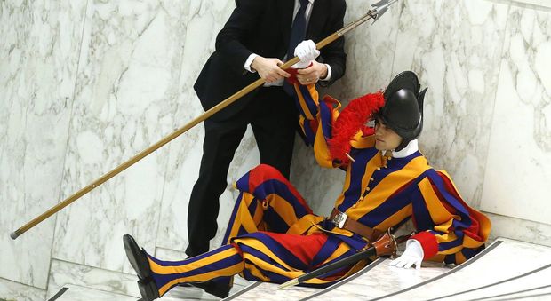Vaticano, la guardia svizzera scivola e cade durante l'udienza del Papa