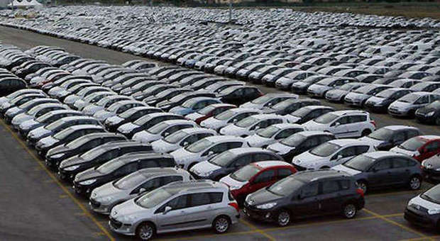 Un piazzale di auto in attesa di essere vendute: una scena sempre più frequente in Italia e in Europa