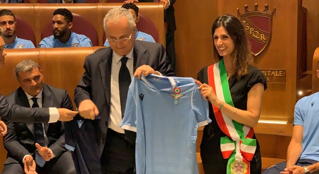 La Raggi riceve la Lazio in Campidoglio: «Vittoria della Coppa Italia è orgoglio per la città di Roma»