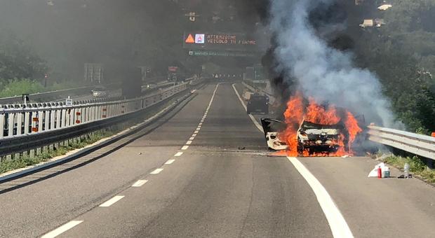 Auto in fiamme, traffico in tilt sull'A16: corsie occupate frenano i caschi rossi