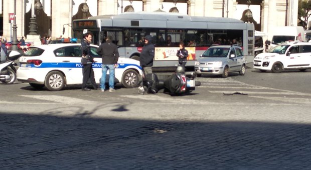 Roma, incidente in piazza della Repubblica: ferito sui sampietrini uomo in scooter