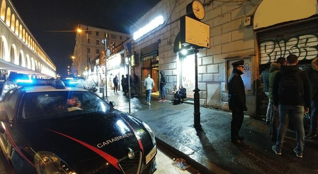 Roma, picchiano e scippano i passanti a termini: due arresti in venti minuti