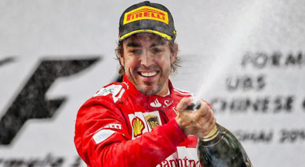 Fernando Alonso spruzza champagne sul podio di Shanghai