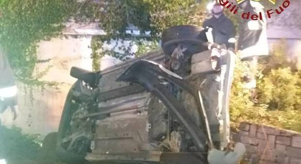 Tragedia nella notte nel comasco: tre ragazzi di venti anni morti in un incidente stradale a Guanzate. FOTO
