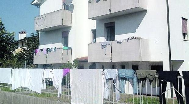Una delle palazzine occupate dai 51 migranti: ma è proprio necessario asciugarli così, i panni?