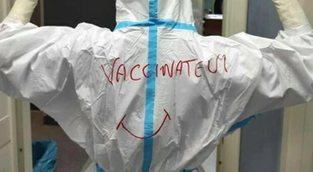 Su Facebook l'appello di una infermiera che invita a vaccinarsi il prima possibile