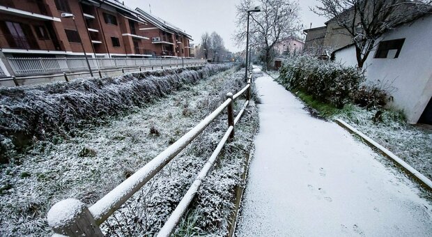 Meteo, prima neve a Torino: 3 perturbazioni portano fiocchi su Pianura Padana e Appennini. Le previsioni per Natale e Capodanno