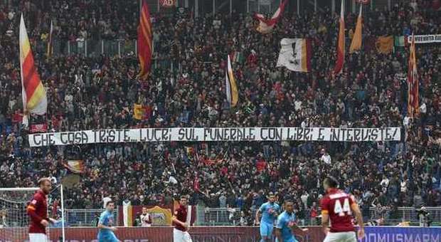Roma-Napoli, striscione contro la mamma di Ciro Esposito: «Lucri su tuo figlio». Lei: «Affido i loro cuori a Dio»