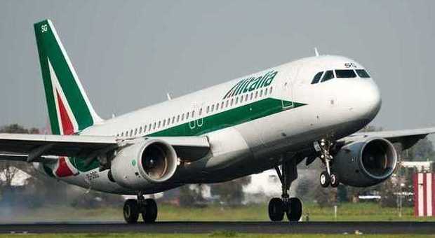 Torino, allarme bomba su un volo Alitalia diretto a Roma: evacuati 135 passeggeri
