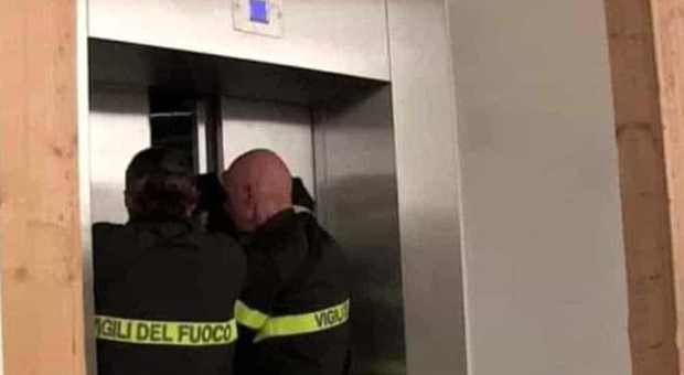 Roma, precipita l'ascensore: condomino salvo. Aperta un’indagine