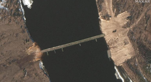 Ponti sui fiumi, ospedali: ecco video e le foto satellitari con cui Biden accusa Putin