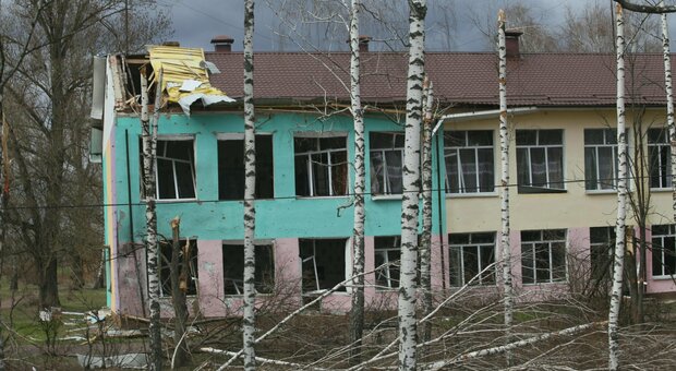 Ucraina, la Caritas nei villaggi liberati al confine bielorusso: «In Polyssia 50 Bucha». In una scuola 5 bimbi uccisi