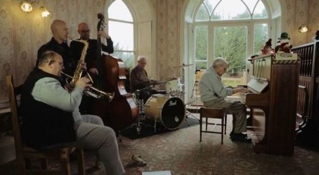 Gb, pianista jazz 95enne lancia appello su internet per trovare amici con cui suonare: la jam session diventa virale
