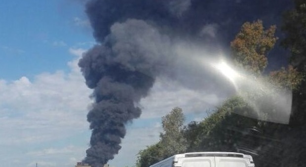 Incendio in un'azienda che smaltisce plastica: gigantesca nube nera al confine tra Aprilia e Pomezia