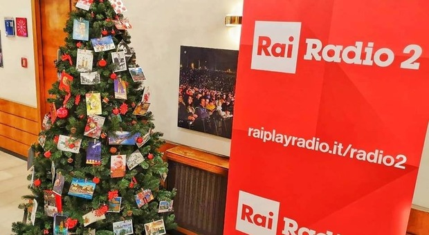 Lunalbero, centinaia di cartoline di Natale per l'abete dei Lunatici di Radio2