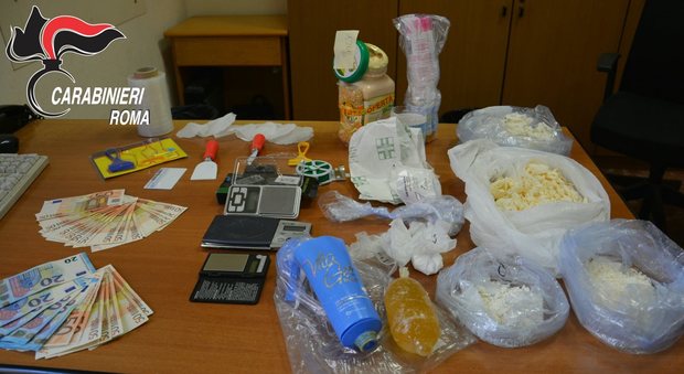 Roma, due chili di cocaina nascosti nei cosmetici: arrestati due pusher