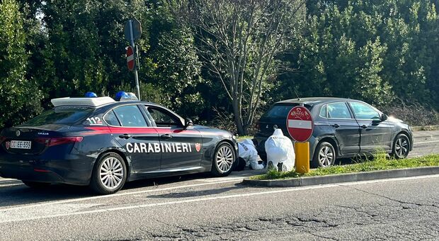 Auto sospetta inseguita nella notte ad Ancona, carabiniere spara e ferisce un fuggitivo